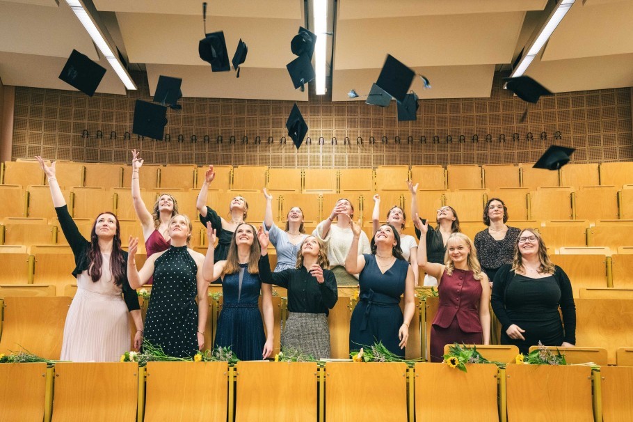 Hebammenwissenschaften Abschluss Gruppenfoto 51 ST s